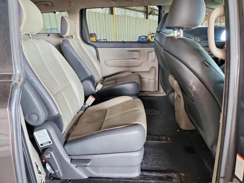 2017 KIA SEDONA LX 11