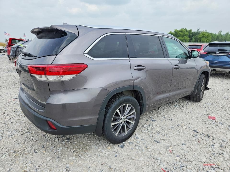 2017 TOYOTA HIGHLANDER XLE 3
