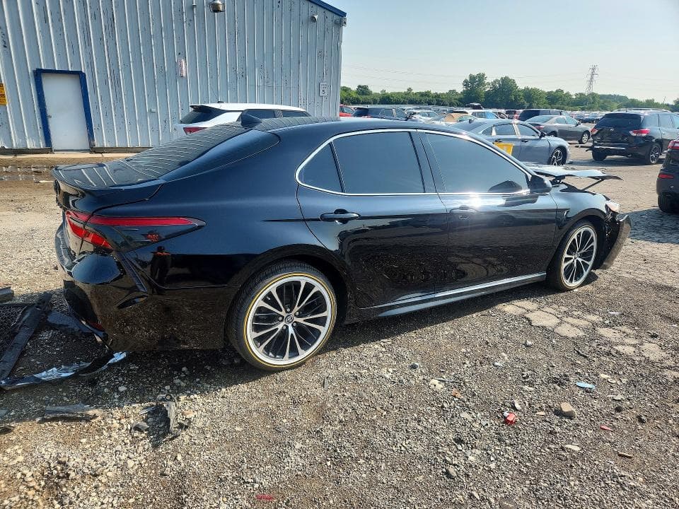 2018 TOYOTA CAMRY SE 3