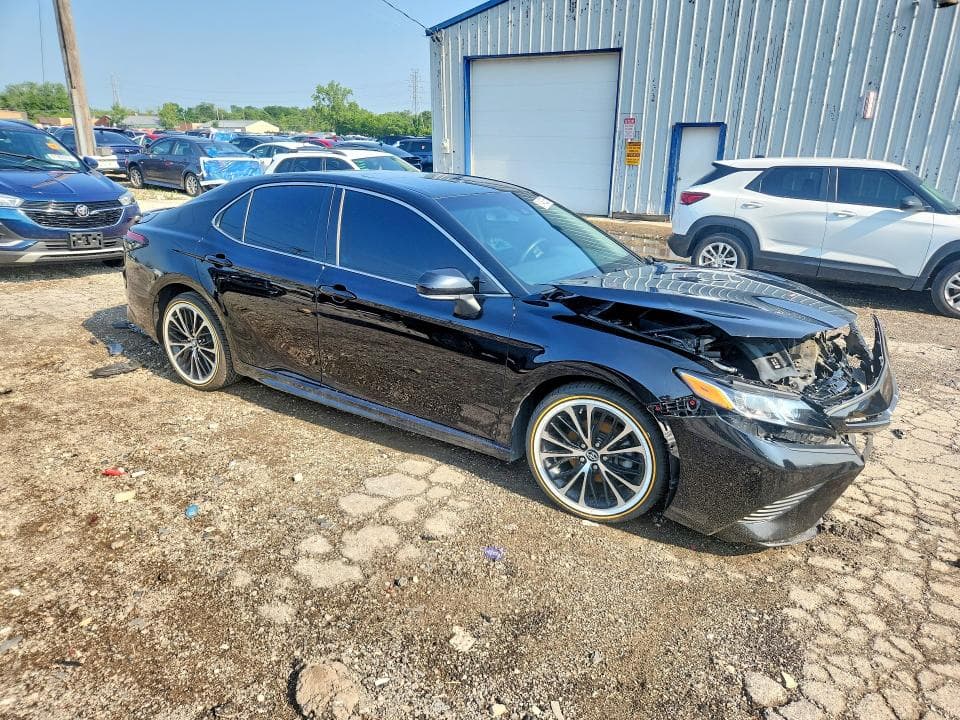 2018 TOYOTA CAMRY SE 4