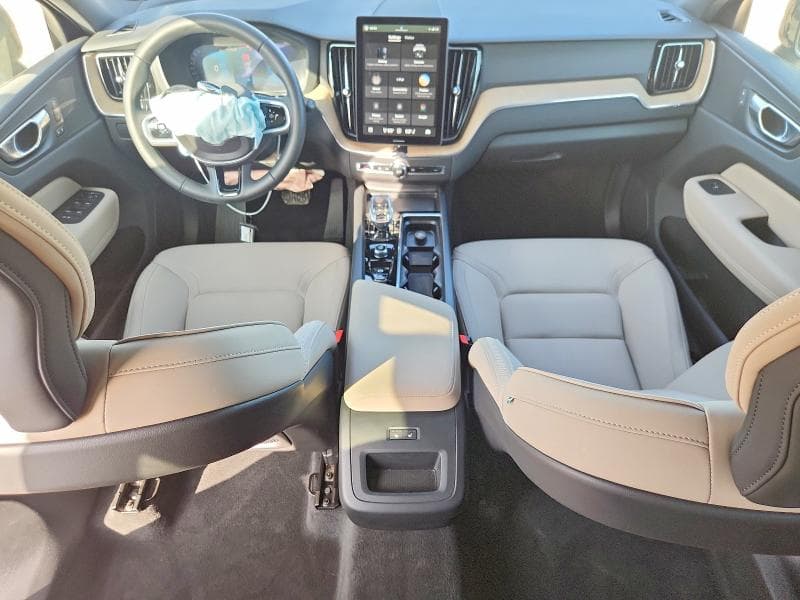 2026 VOLVO XC60 PLUS 8