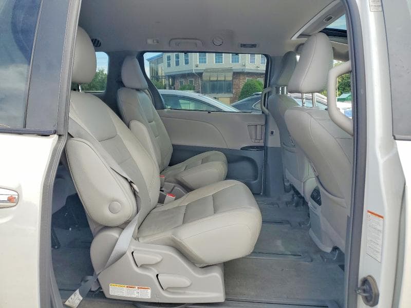 2018 TOYOTA SIENNA XLE 7-PASSENGER 11