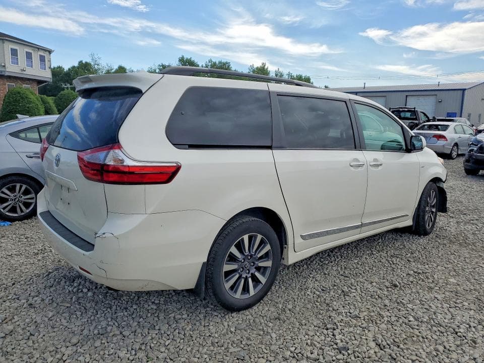2018 TOYOTA SIENNA XLE 7-PASSENGER 3