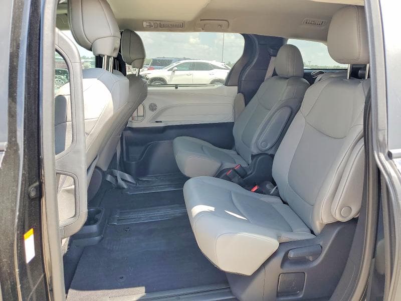 2025 TOYOTA SIENNA XLE 8-PASSENGER 11