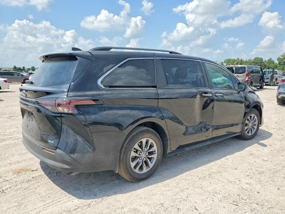 2025 TOYOTA SIENNA XLE 8-PASSENGER 3