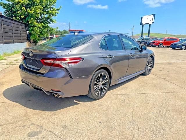 2019 TOYOTA CAMRY SE 4