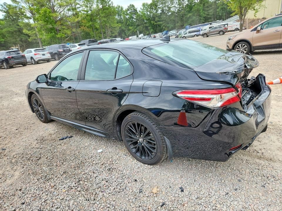 2019 TOYOTA CAMRY SE 2