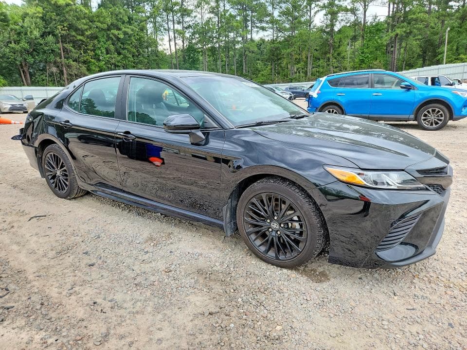 2019 TOYOTA CAMRY SE 4