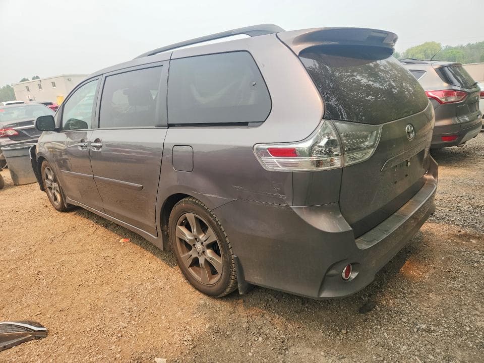 2017 TOYOTA SIENNA SE SE 2