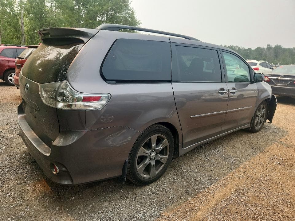 2017 TOYOTA SIENNA SE SE 3