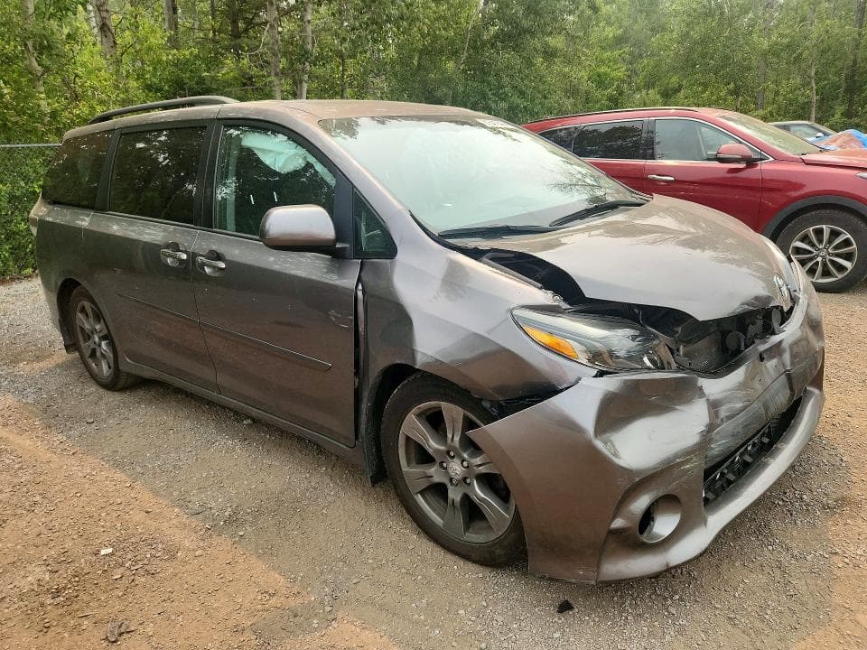 2017 TOYOTA SIENNA SE SE 4