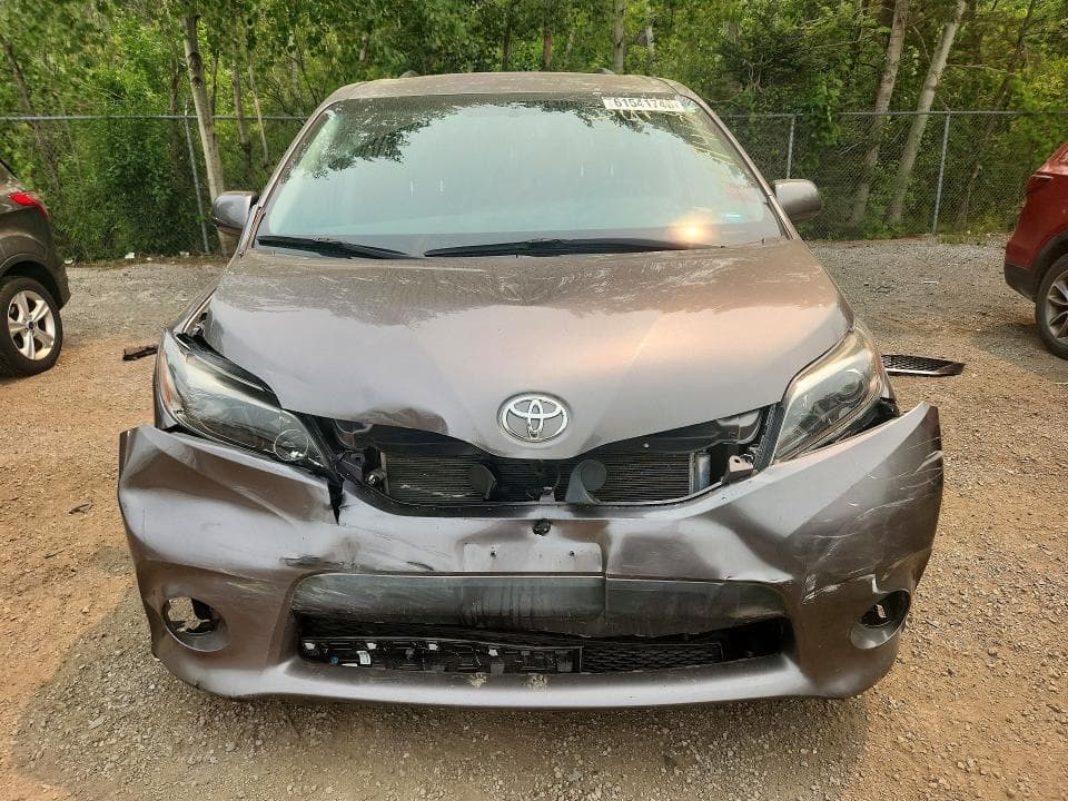 2017 TOYOTA SIENNA SE SE 5