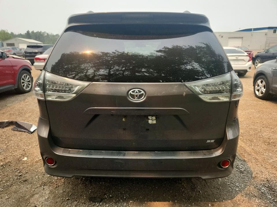 2017 TOYOTA SIENNA SE SE 6