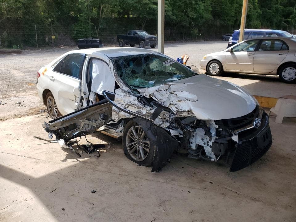 2017 TOYOTA CAMRY SE 4