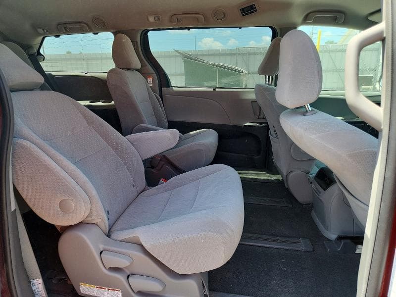 2017 TOYOTA SIENNA LE 11