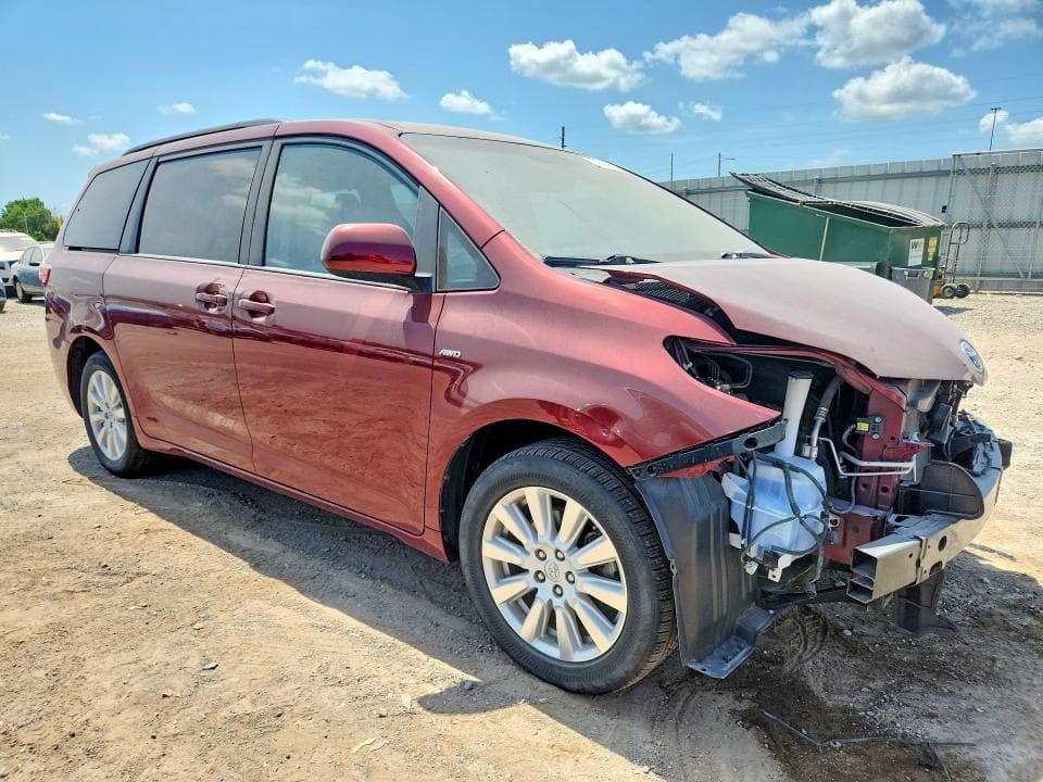 2017 TOYOTA SIENNA LE 4