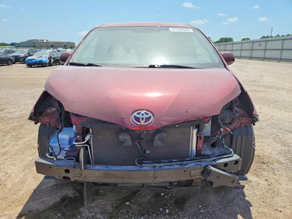 2017 TOYOTA SIENNA LE 5