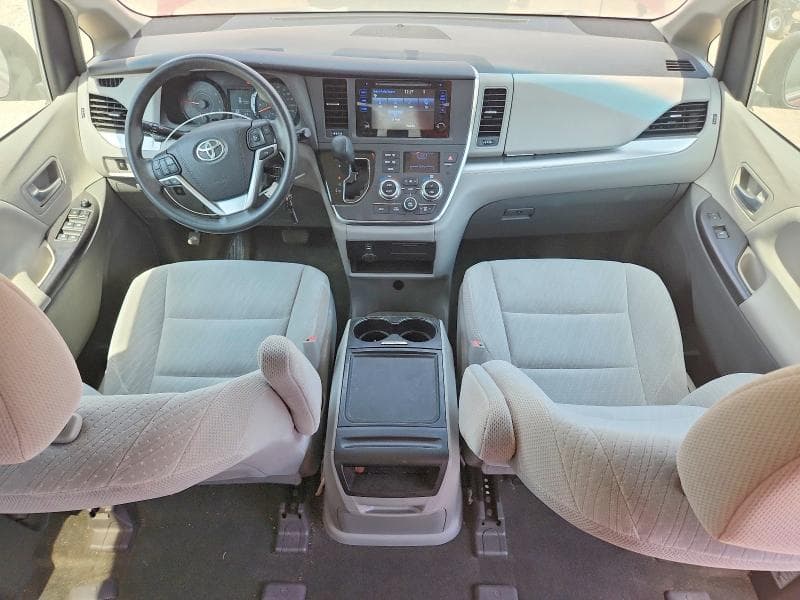 2017 TOYOTA SIENNA LE 8