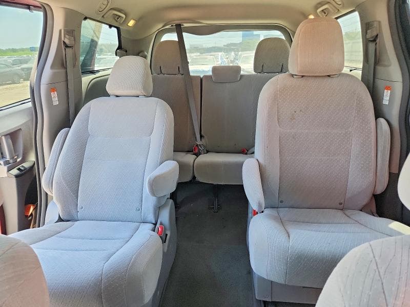 2017 TOYOTA SIENNA LE 10