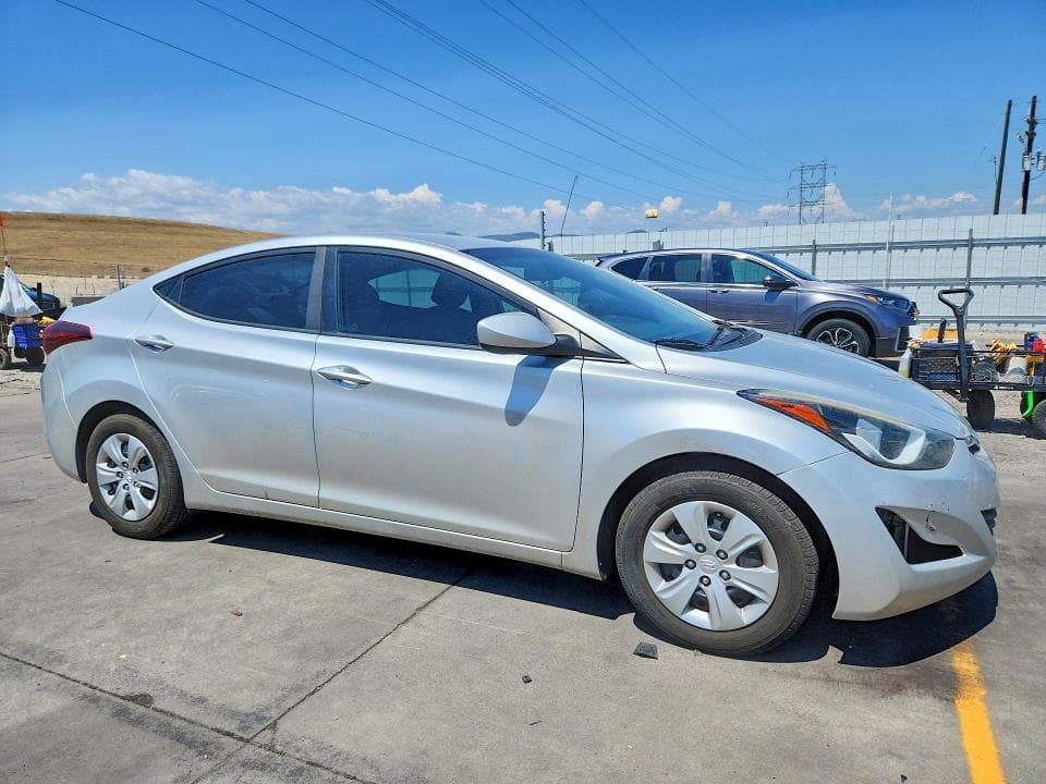 2016 HYUNDAI ELANTRA SE 4