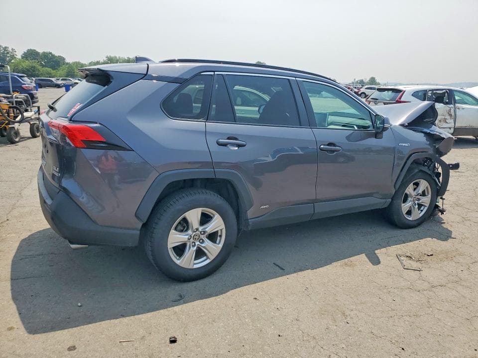 2021 TOYOTA RAV4 XLE 3