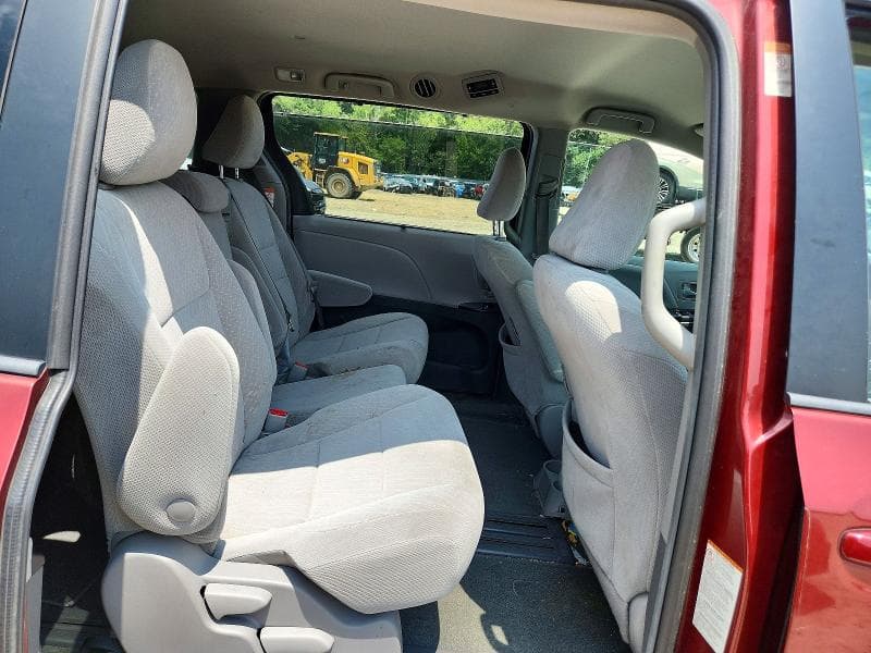 2018 TOYOTA SIENNA LE 11