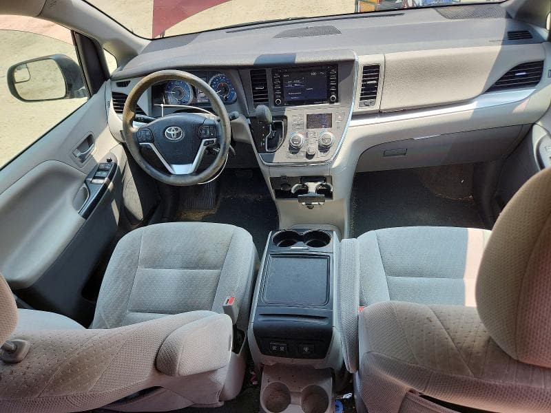 2018 TOYOTA SIENNA LE 8