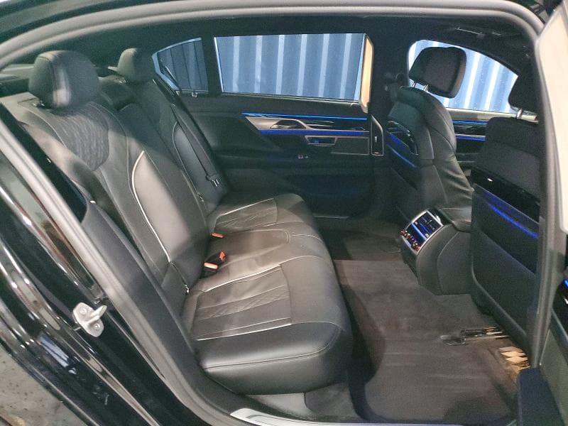 2022 BMW 750 XI 10