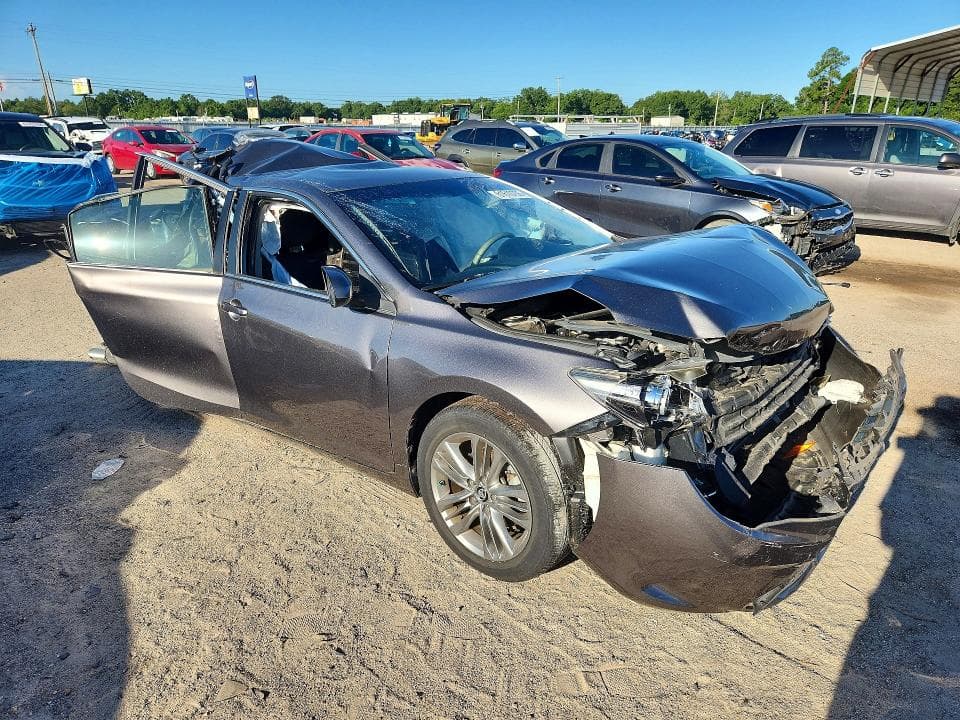 2017 TOYOTA CAMRY SE 4