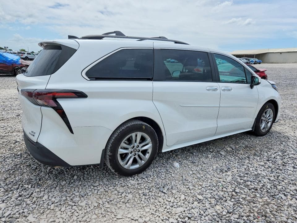 2024 TOYOTA SIENNA XLE 7-PASSENGER 3