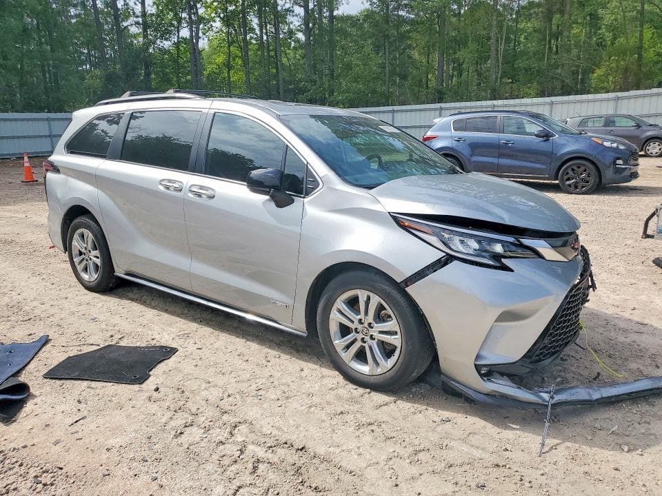 2021 TOYOTA SIENNA XSE 4