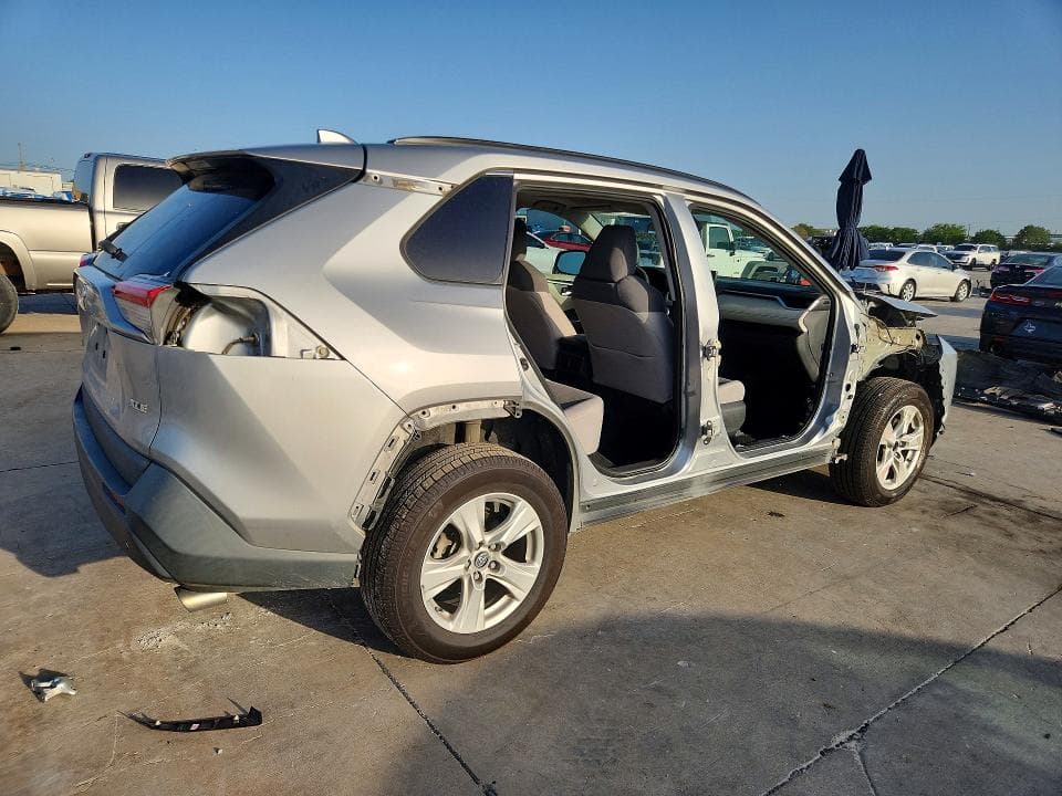 2019 TOYOTA RAV4 XLE 3