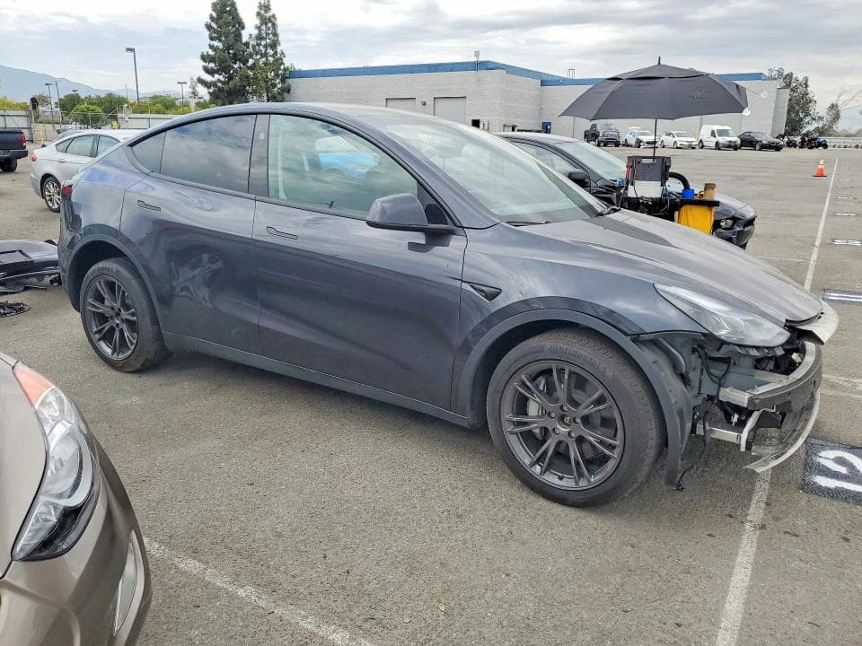 2025 TESLA MODEL Y 4