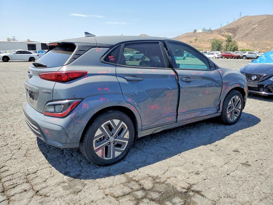 2023 HYUNDAI KONA SE 3