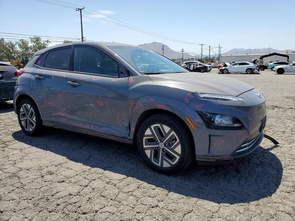 2023 HYUNDAI KONA SE 4