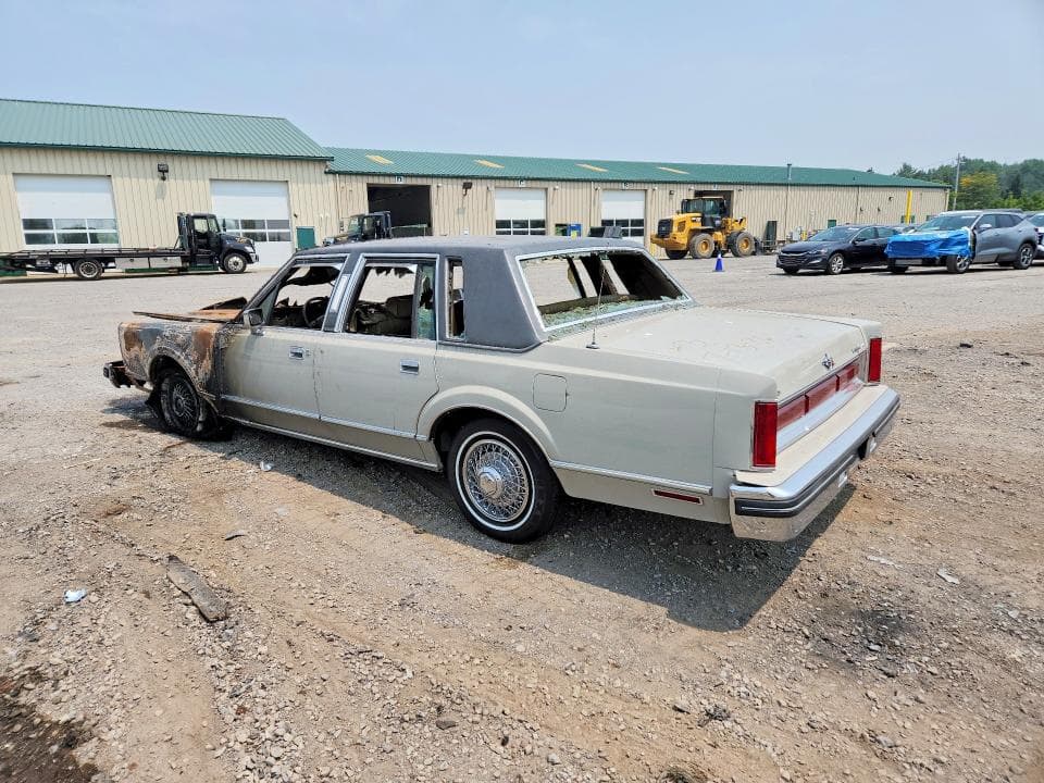 1982 LINCOLN TOWN CAR 2
