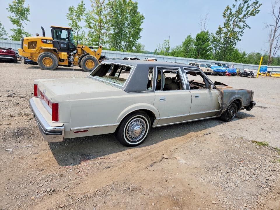 1982 LINCOLN TOWN CAR 3