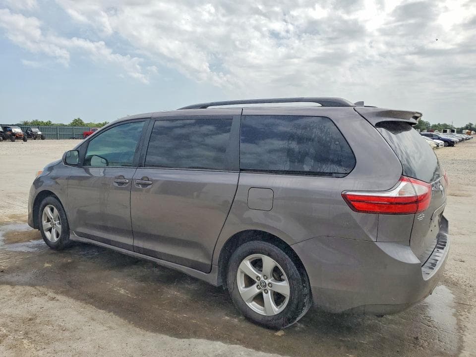 2018 TOYOTA SIENNA LE 2