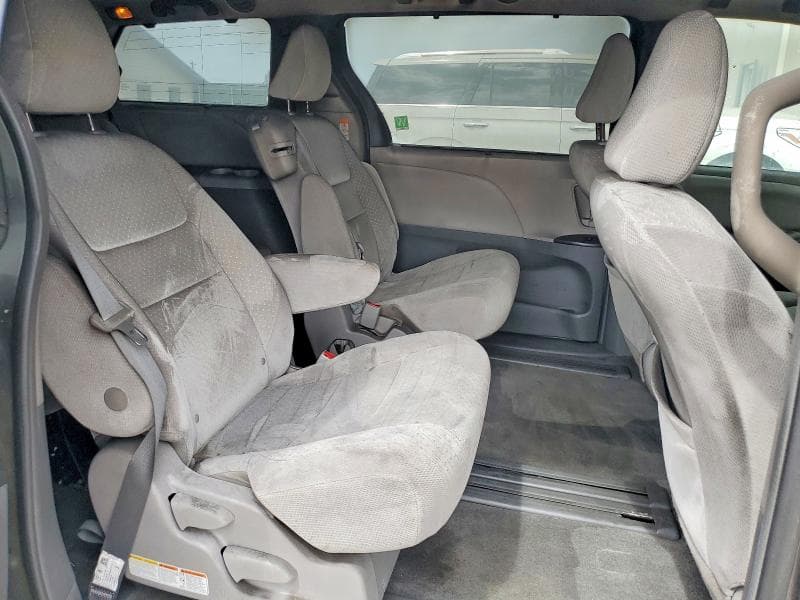 2018 TOYOTA SIENNA LE 11