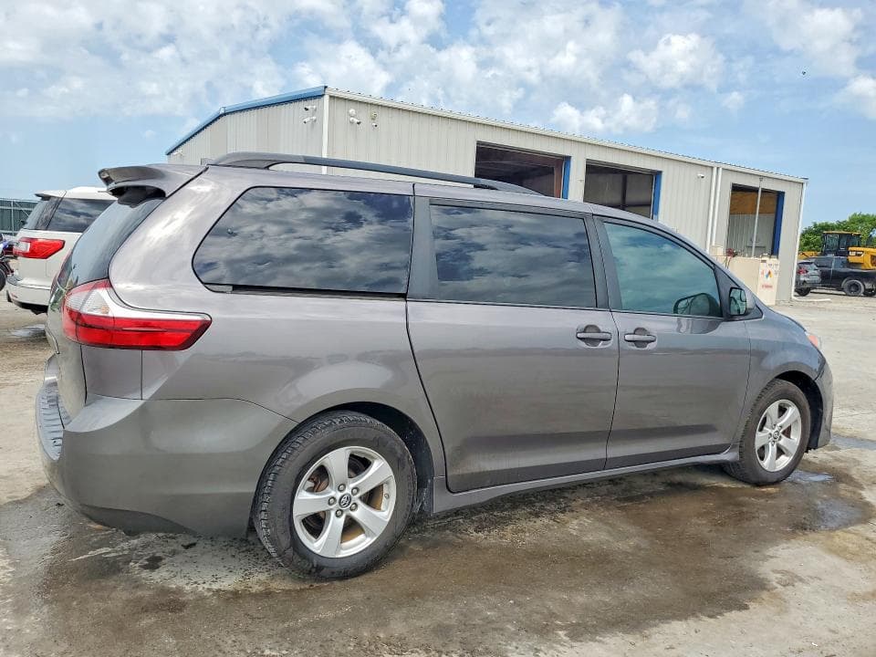 2018 TOYOTA SIENNA LE 3
