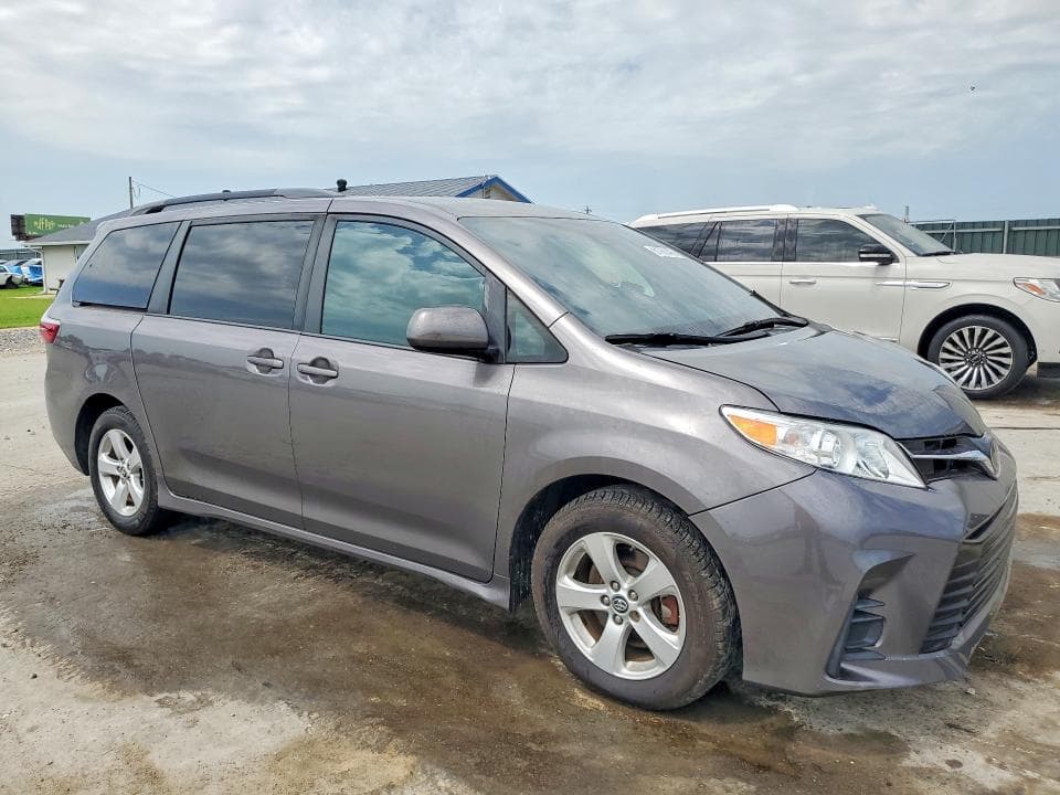 2018 TOYOTA SIENNA LE 4