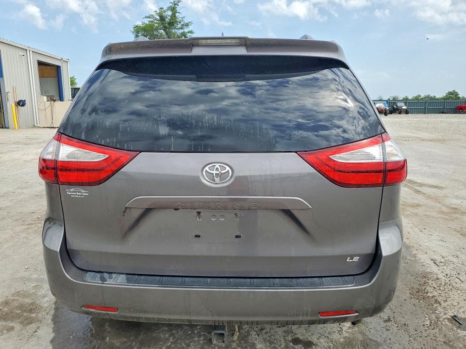 2018 TOYOTA SIENNA LE 6
