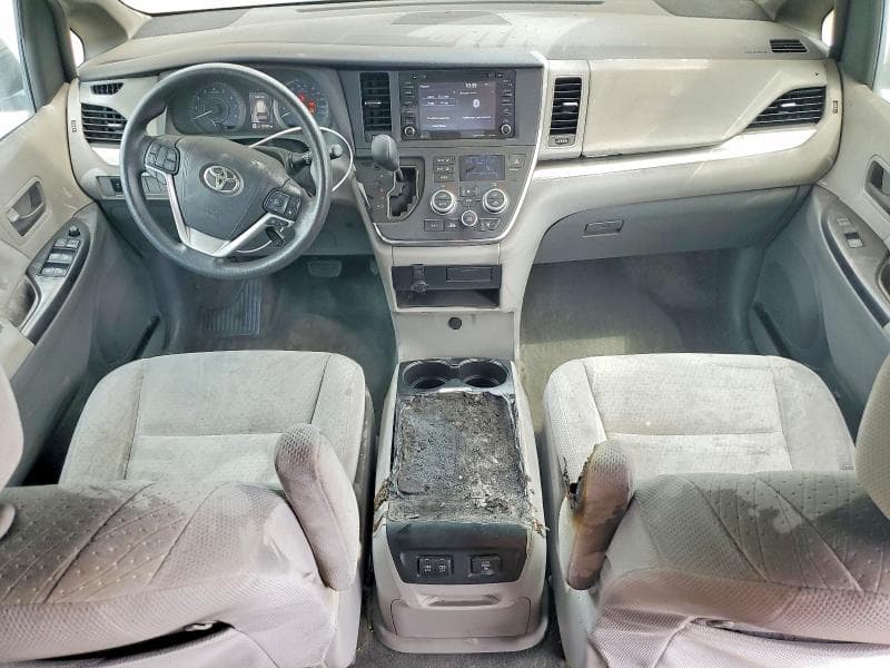 2018 TOYOTA SIENNA LE 8