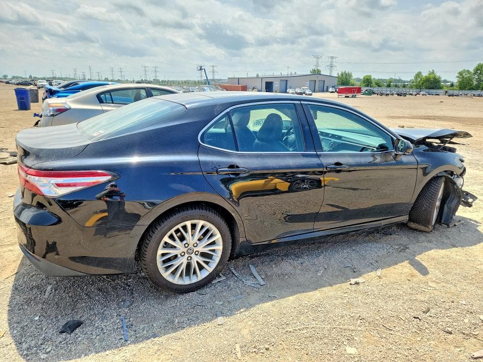 2018 TOYOTA CAMRY XLE 3