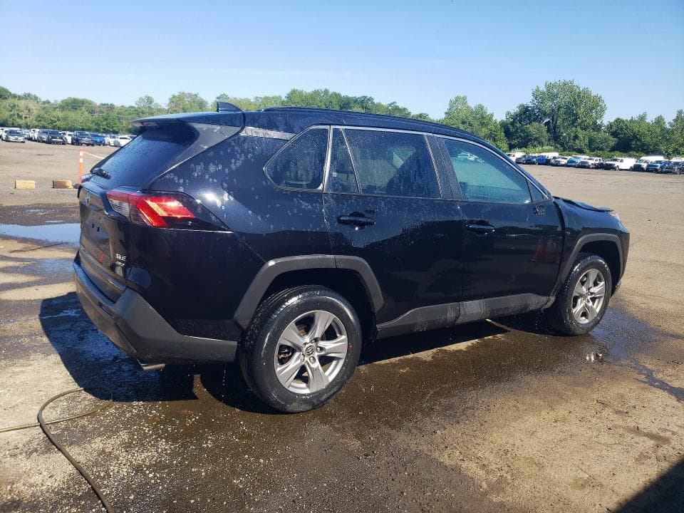 2022 TOYOTA RAV4 XLE 3