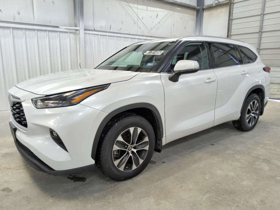 2022 TOYOTA HIGHLANDER XLE - 1