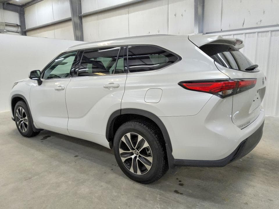 2022 TOYOTA HIGHLANDER XLE 2