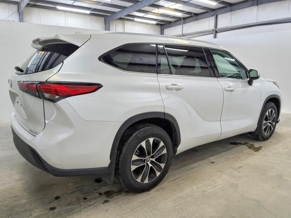 2022 TOYOTA HIGHLANDER XLE 3