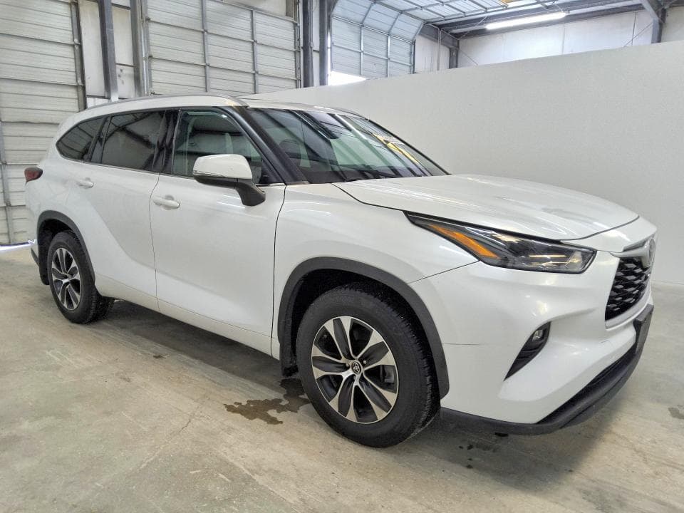 2022 TOYOTA HIGHLANDER XLE 4