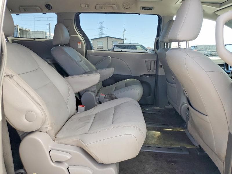 2017 TOYOTA SIENNA XLE PREMIUM 7-PASSENGER 10